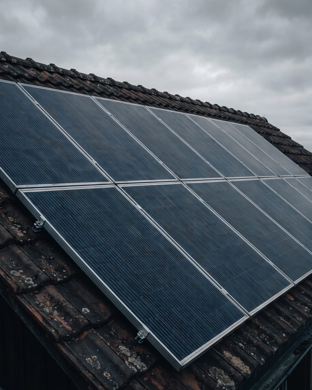 Reihe von Solarmodulen auf einem Steildach